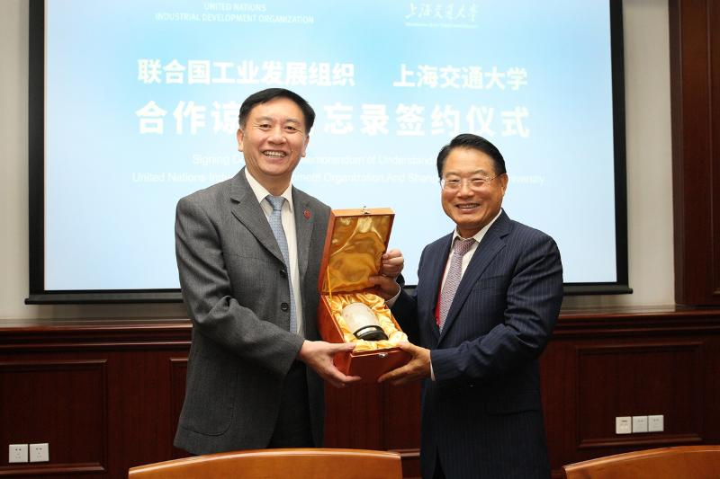 62df49d2e0db554d4db36af049ecccf6.jpg 62df49d2e0db554d4db36af049ecccf6.jpg